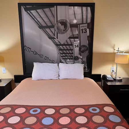 Super 8 By Wyndham Pasadena Hotel Exterior photo