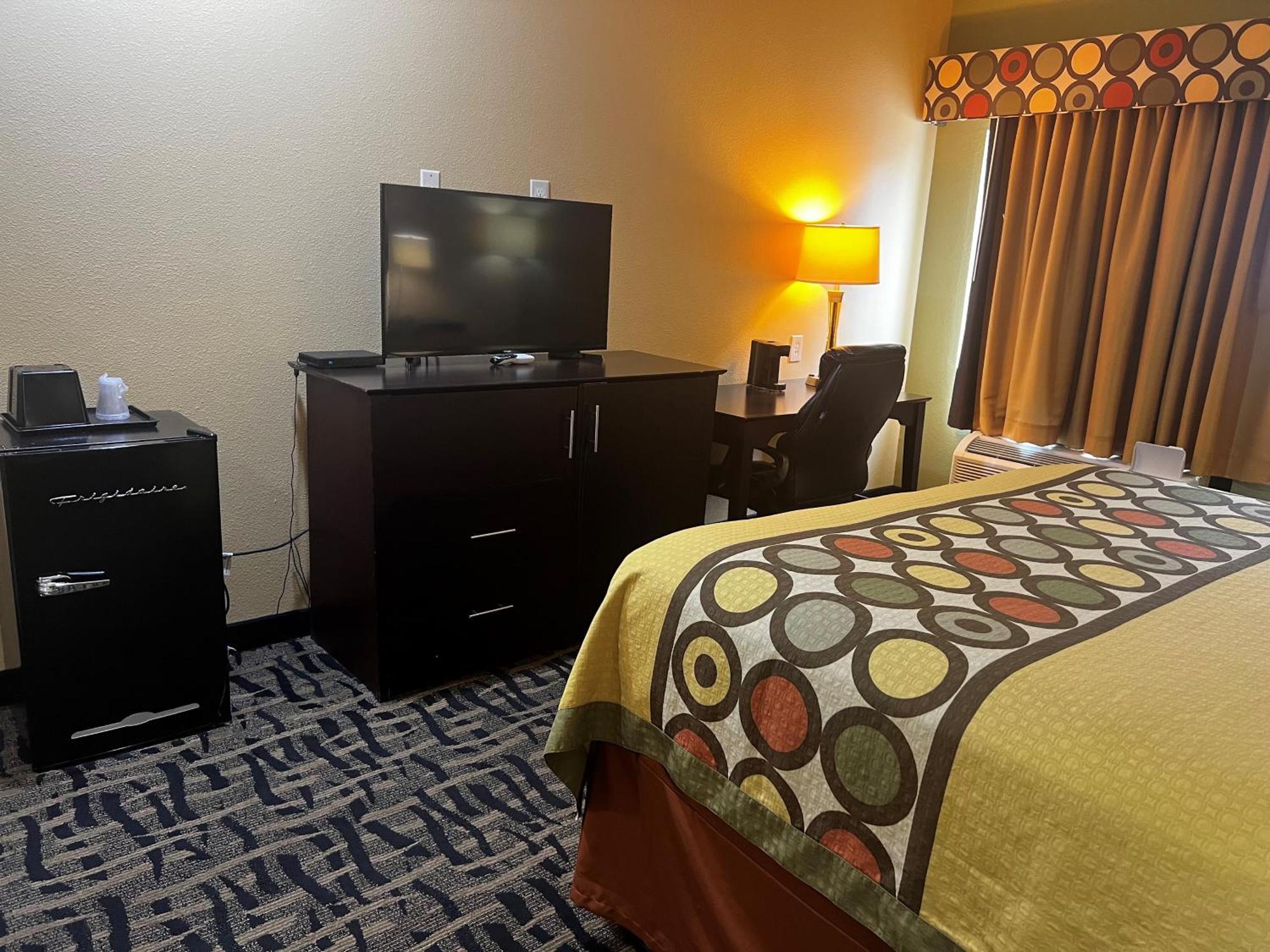 Super 8 By Wyndham Pasadena Hotel Exterior photo